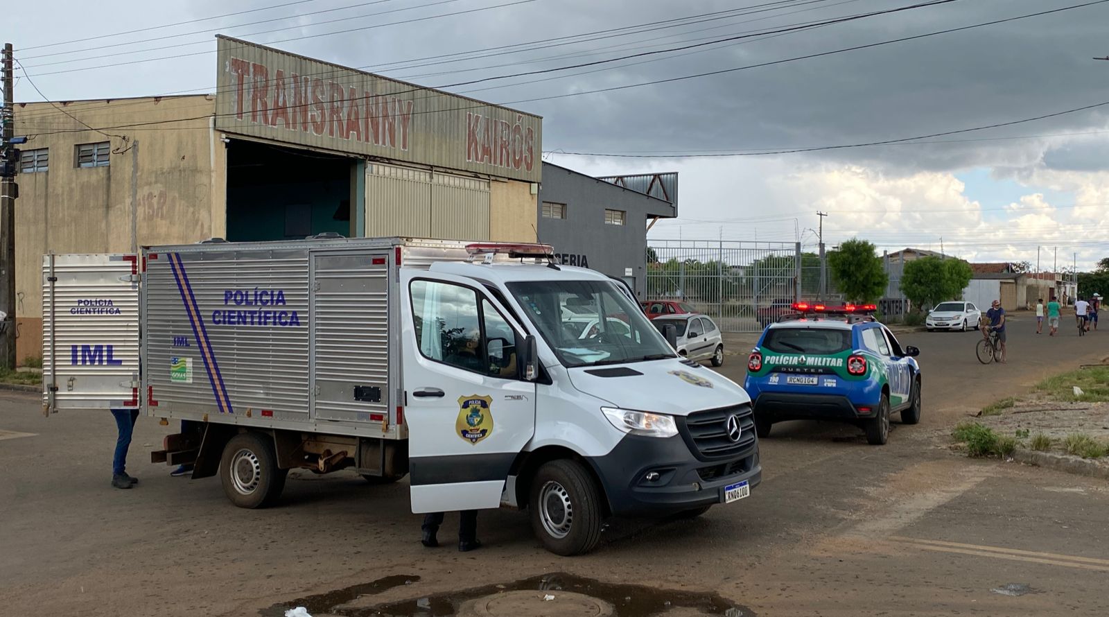Jovem foi encontrado morto na Avenida Afonso pena (Foto: Jonathan Cavalcante/Mais Goiás)