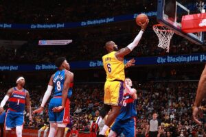 Lebron James faz cesta em jogo da NBA