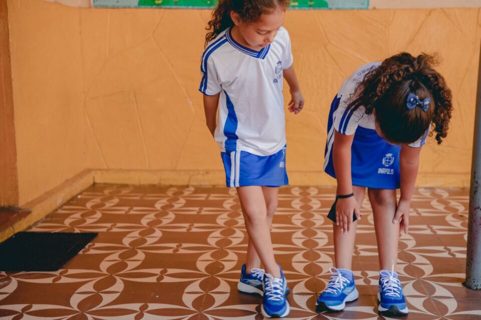 Kits são compostos por mochilas, tênis e uniformes completos. (Foto: SECOM Anápolis)