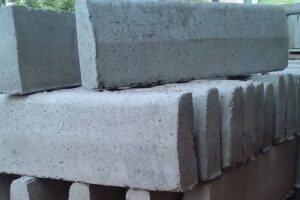 A Polícia Civil prendeu um jovem de 22 anos suspeito de agredir a namorada, em Goianésia, cidade do Centro de Goiás. Tanto o crime, como a prisão do rapaz aconteceram no último dia 7 de março. Segundo as investigações, suspeito chegou a arremessar um bloco de concreto contra a vítima.