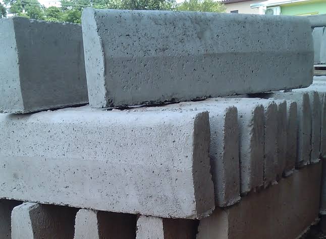 A Polícia Civil prendeu um jovem de 22 anos suspeito de agredir a namorada, em Goianésia, cidade do Centro de Goiás. Tanto o crime, como a prisão do rapaz aconteceram no último dia 7 de março. Segundo as investigações, suspeito chegou a arremessar um bloco de concreto contra a vítima.