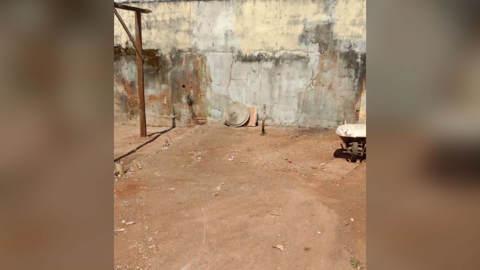 Lixo é retirado de casa no Jardim Balneário, em Goiânia (Foto: Divulgação)