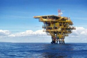 Homem morre após helicóptero com funcionários da Petrobras fazer pouso forçado na BA (Foto: Reprodução)