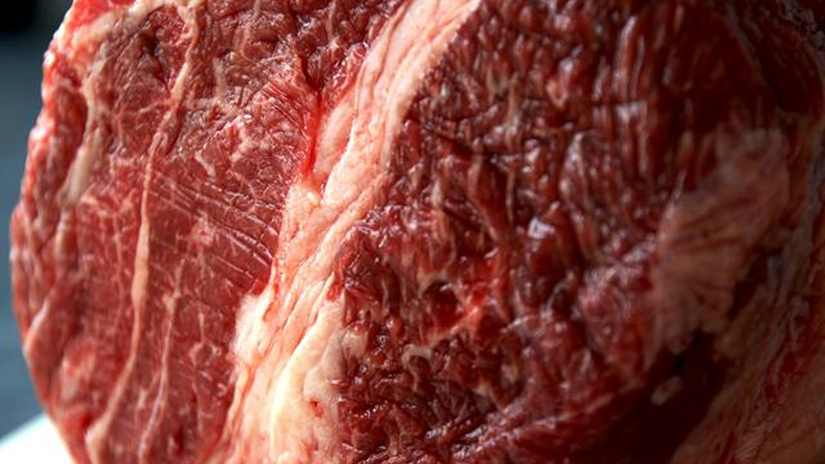 Aterosclerótica pode levar a infartos do miocárdio e ao AVC. Consumo de carne vermelha aumenta risco de doença cardiovascular