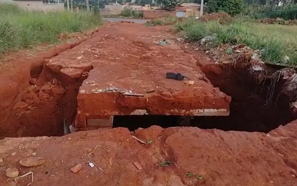 De acordo com morador da região, vala está aberta na rua há mais de três dias (Foto: Divulgação - Arquivo Pessoal)