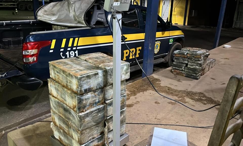 Motorista levava 481 quilos da droga. Caminhoneiro é preso com R$ 74 milhões em cocaína em Porangatu (GO) polícia civil de Porangatu.