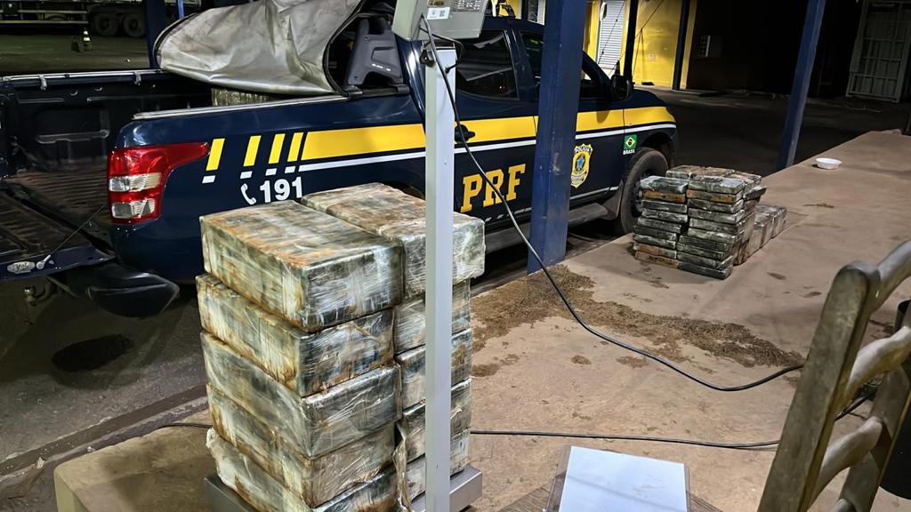 Motorista levava 481 quilos da droga. Caminhoneiro é preso com R$ 74 milhões em cocaína em Porangatu (GO) polícia civil de Porangatu.