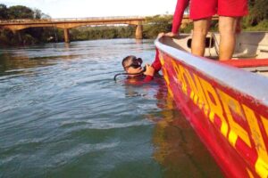 Bombeiros encontram corpo de jovem desaparecido no Rio São Marcos em Catalão (GO)