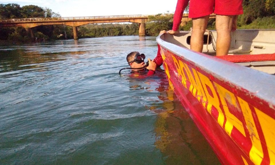 Bombeiros encontram corpo de jovem desaparecido no Rio São Marcos em Catalão (GO)