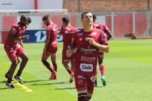 Jogadores do Vila Nova em treino no OBA