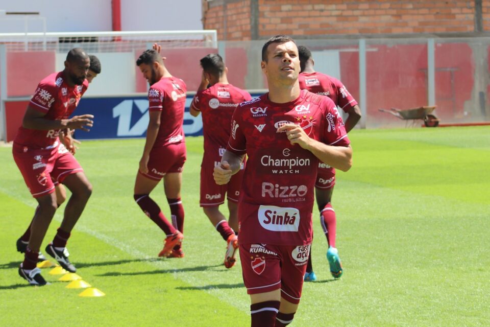 Jogadores do Vila Nova em treino no OBA