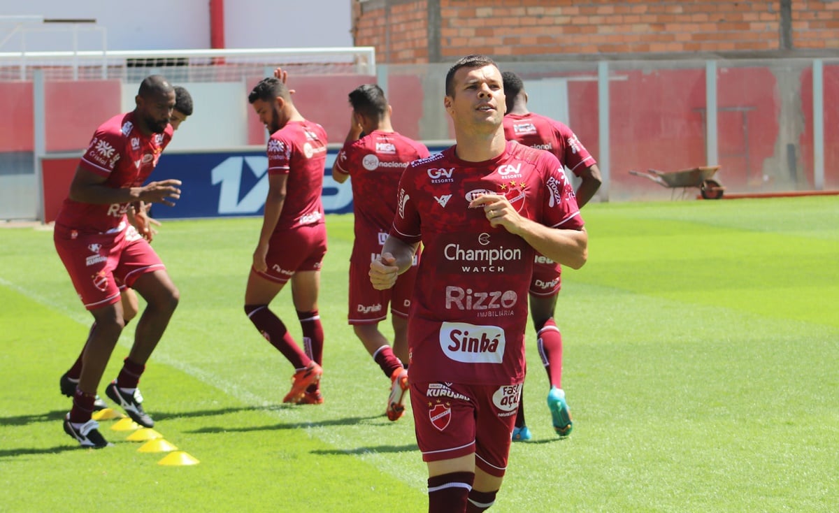 Jogadores do Vila Nova em treino no OBA