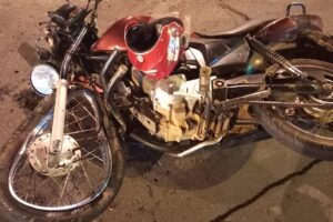 Motociclista fura sinal e duas pessoas ficam gravemente feridas em colisão com carro, em Goiânia (Foto: Divulgação - DICT)