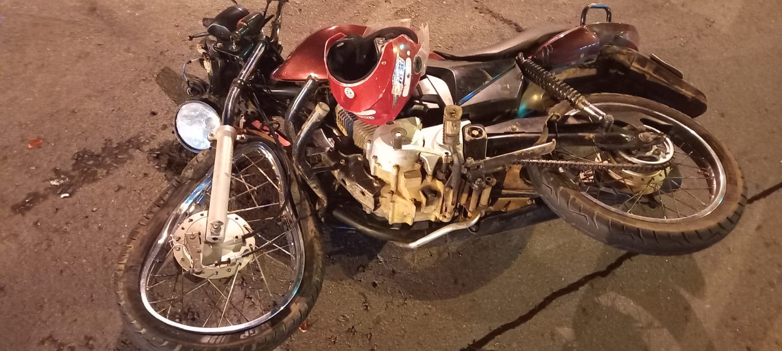 Motociclista fura sinal e duas pessoas ficam gravemente feridas em colisão com carro, em Goiânia (Foto: Divulgação - DICT)