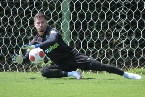 Goleiro Tadeu em treino pelo Goiás