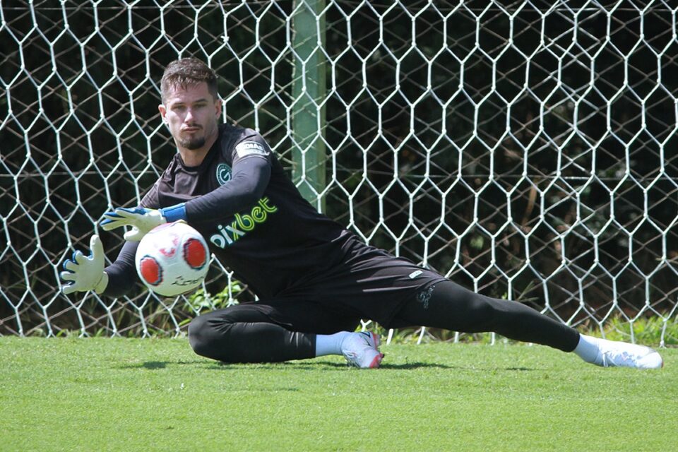Goleiro Tadeu em treino pelo Goiás