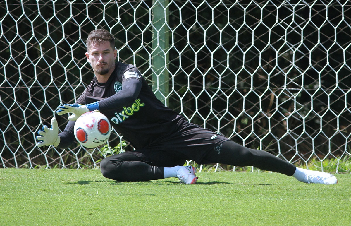 Goleiro Tadeu em treino pelo Goiás