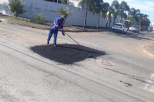 Prefeitura de Goiânia utiliza 5 mil toneladas de massa asfáltica, em três meses, para tapar cerca de 65 mil buracos, em 117 bairros da capital (Foto: Secretaria de Infraestrutura)