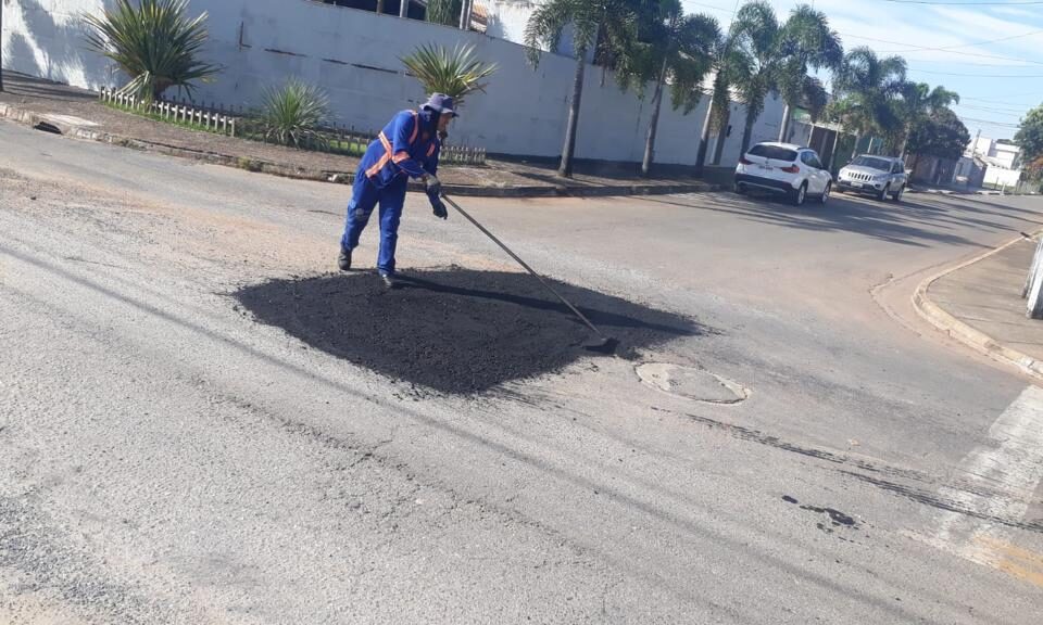 Prefeitura de Goiânia utiliza 5 mil toneladas de massa asfáltica, em três meses, para tapar cerca de 65 mil buracos, em 117 bairros da capital (Foto: Secretaria de Infraestrutura)