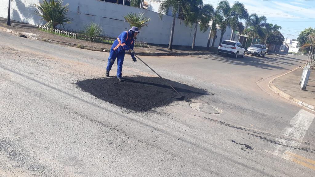 Prefeitura de Goiânia utiliza 5 mil toneladas de massa asfáltica, em três meses, para tapar cerca de 65 mil buracos, em 117 bairros da capital (Foto: Secretaria de Infraestrutura)