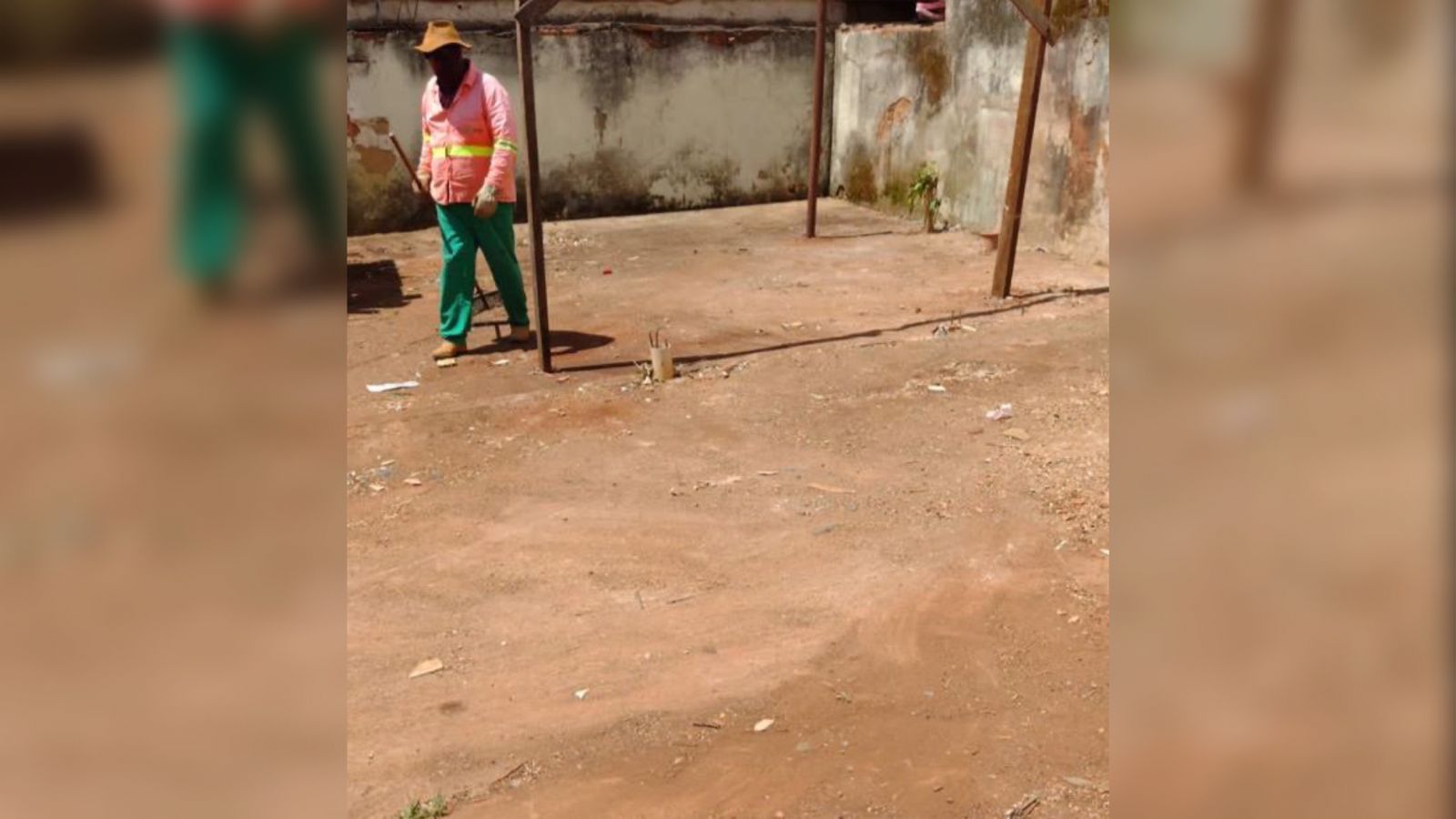 Lixo é retirado de casa no Jardim Balneário, em Goiânia (Foto: Divulgação)