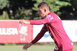 Renato em treino no Vila Nova