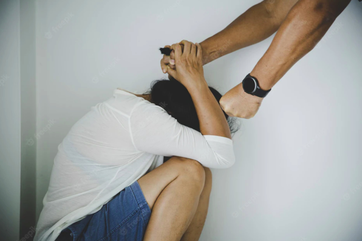 A Polícia Civil prendeu em flagrante um homem de 35 anos suspeito de manter a ex-namorada em cárcere privado, em Quirinópolis, Sudoeste de Goiás. A vítima, de 28 anos, conta que o sujeito invadiu a casa dela na madrugada do último domingo (13) e a estuprou, mediante a ameaça de morte. Assim que foi libertada, nesta segunda-feira (14), a mulher procurou a polícia e denunciou os abusos.