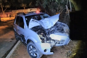 Um motorista identificado como Luiz Eduardo Bezerra Oliveira ficou gravemente ferido após colidir o carro que dirigia contra um poste de energia. O acidente aconteceu na madrugada deste sábado (26), no setor Vila Pedroso, em Goiânia.