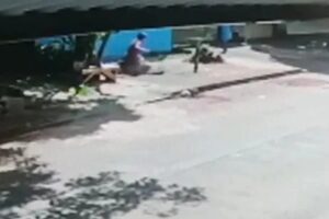 Mulher e criança caem em fossa de 3 metros de profundidade após tampa desabar, em Aparecida (Foto: Reprodução / TVAnahanguera)