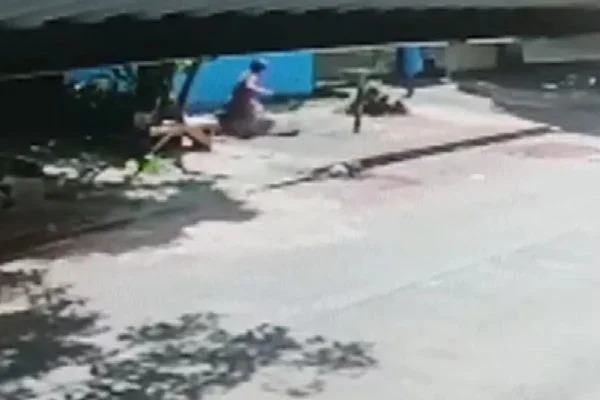 Mulher e criança caem em fossa de 3 metros de profundidade após tampa desabar, em Aparecida (Foto: Reprodução / TVAnahanguera)