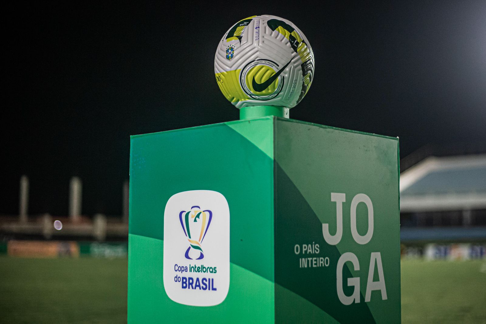 Bola e totem da Copa do Brasil 2022
