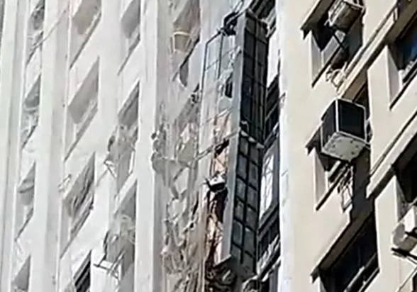 Trabalhadores ficam pendurados no 12º andar de prédio após corda de andaime arrebentar no Rio