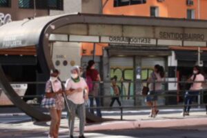 Uso de máscaras: saiba como está a flexibilização do uso da proteção nas capitais (Crédito: Rovena Rosa / Agência Brasil)