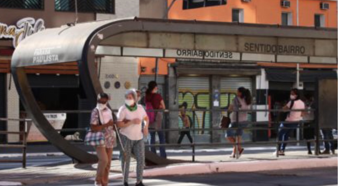 Uso de máscaras: saiba como está a flexibilização do uso da proteção nas capitais (Crédito: Rovena Rosa / Agência Brasil)