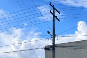 Fios soltos preocupam moradores. (Foto : Lucas Almeida)