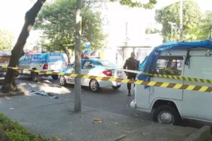 Mulher se desespera ao reconhecer marido morto em assalto no Rio de Janeiro (Foto: Reprodução - TV Globo)