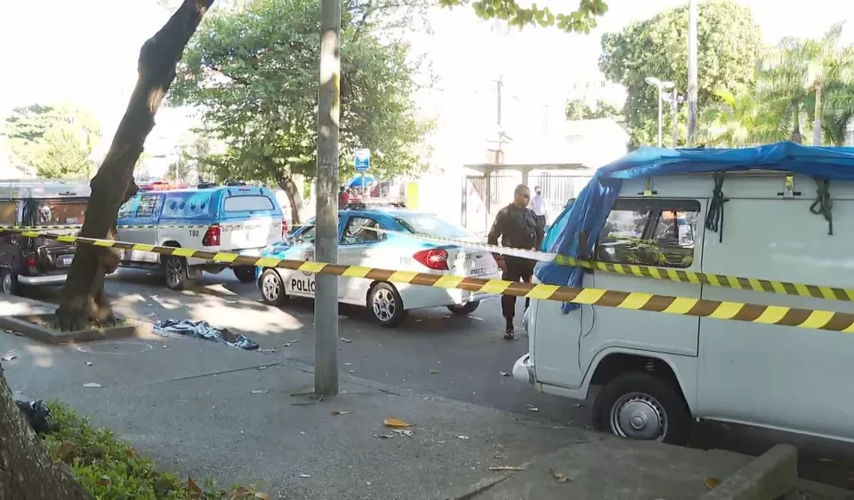 Mulher se desespera ao reconhecer marido morto em assalto no Rio de Janeiro (Foto: Reprodução - TV Globo)