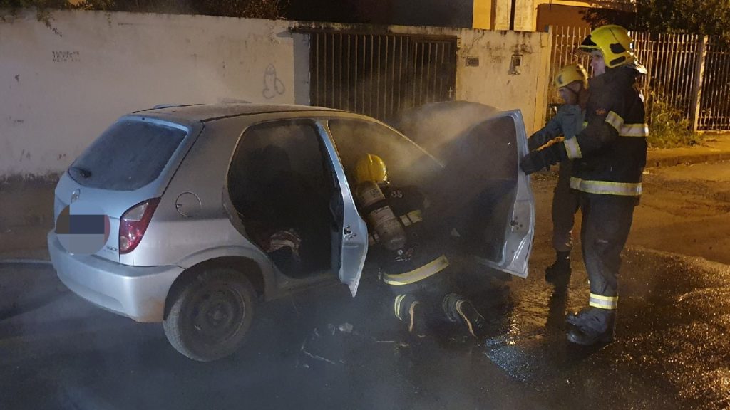 Bombeiros controlam incêndio em carro e polícia investiga se ação foi criminosa em Catalão (GO)