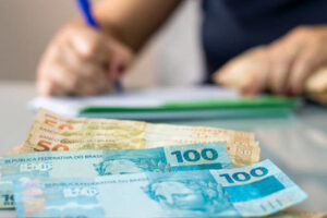 Juiz condena banco a restituir e indeniza idosa por empréstimos feitos em seu nome