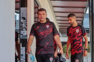 Umberto Louzer no CT do Dragão