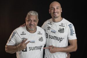 Maicon vestido com a camisa do Santos ao lado de seu pai, Maurídes