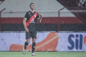 Shaylon comemorando gol marcado