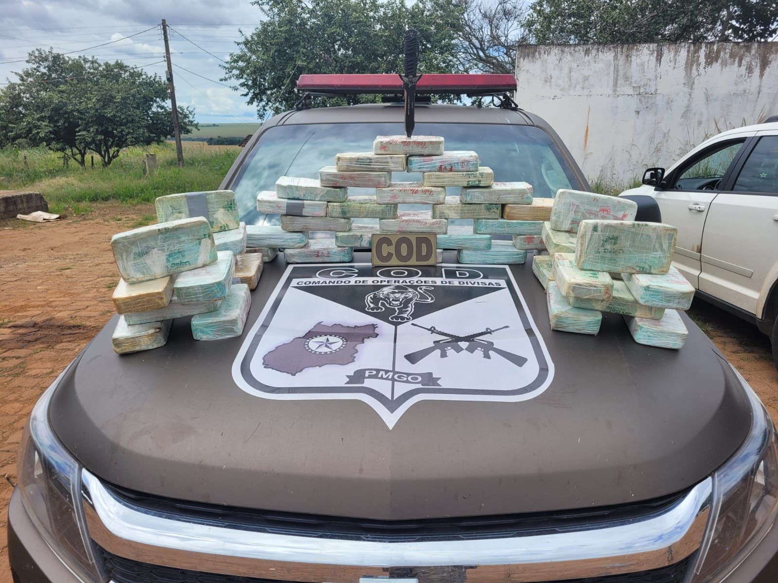 A PM apreendeu um carro de luxo que levava uma carga de cocaína avaliada em R$ 1.570.000, nas proximidades de Jataí, região Sudoeste de Goiás. (Foto: divulgação/PM)