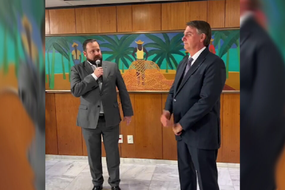 'Sei que não sou tão inteligente, pedi a Deus coragem para decidir', diz Bolsonaro
