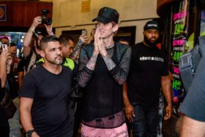 Machine Gun Kelly atende fãs na Galeria do Rock em São Paulo (SP)