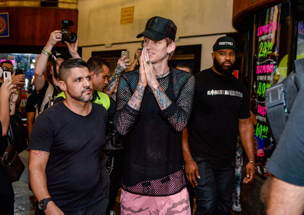 Machine Gun Kelly atende fãs na Galeria do Rock em São Paulo (SP)