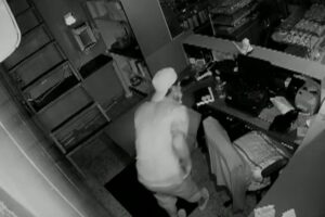 Catador de recicláveis furta joias e bijuterias em loja de Goiânia (Foto: Reprodução)