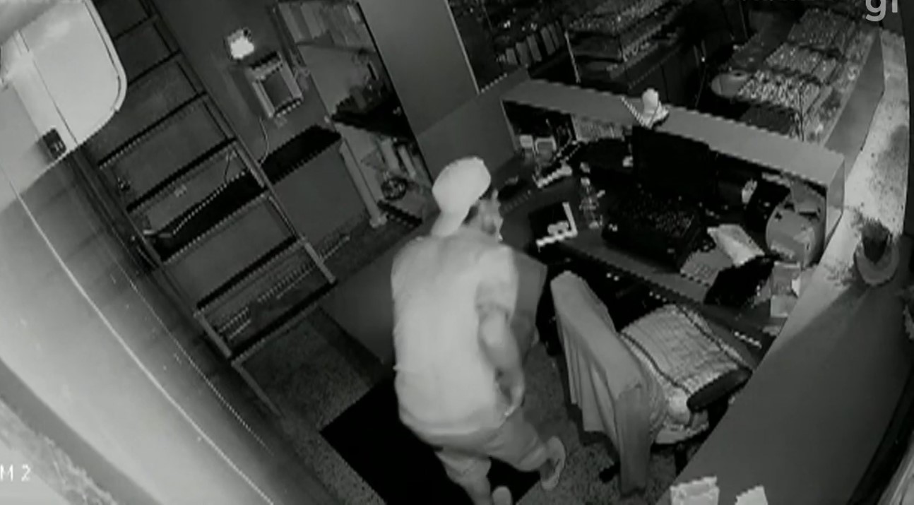 Catador de recicláveis furta joias e bijuterias em loja de Goiânia (Foto: Reprodução)