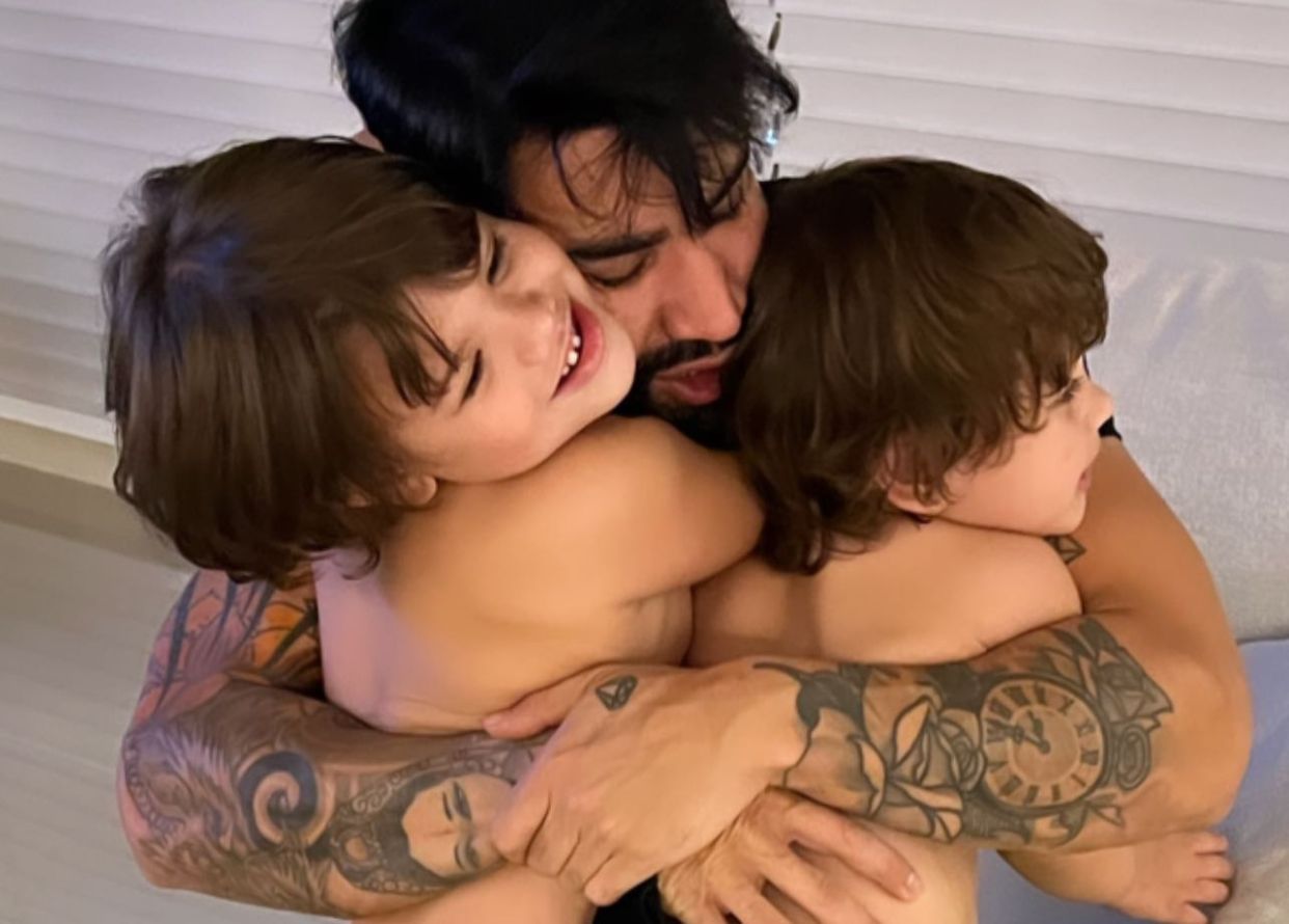 Gusttavo Lima reencontra filhos após internação