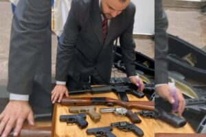 Líder religioso diz que a unção tem como objetivo proteger a população. Pastor benze armamento em igreja evangélica no Paraná; vídeo